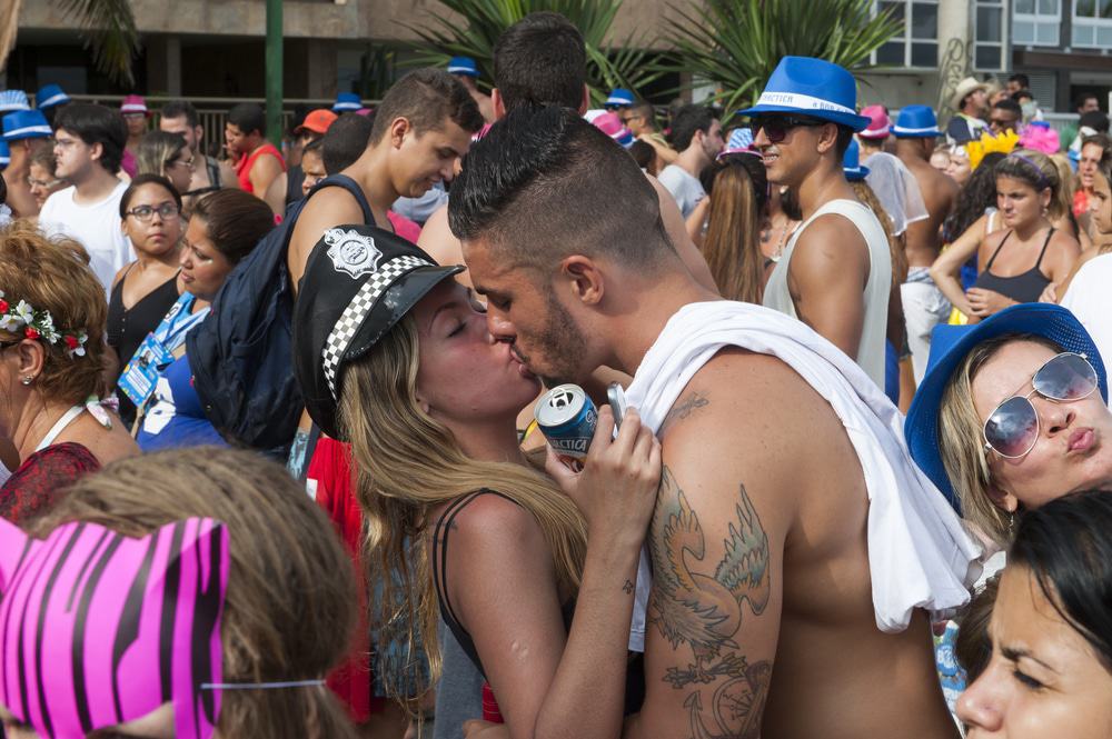 Pessoas se beijando no Carnaval