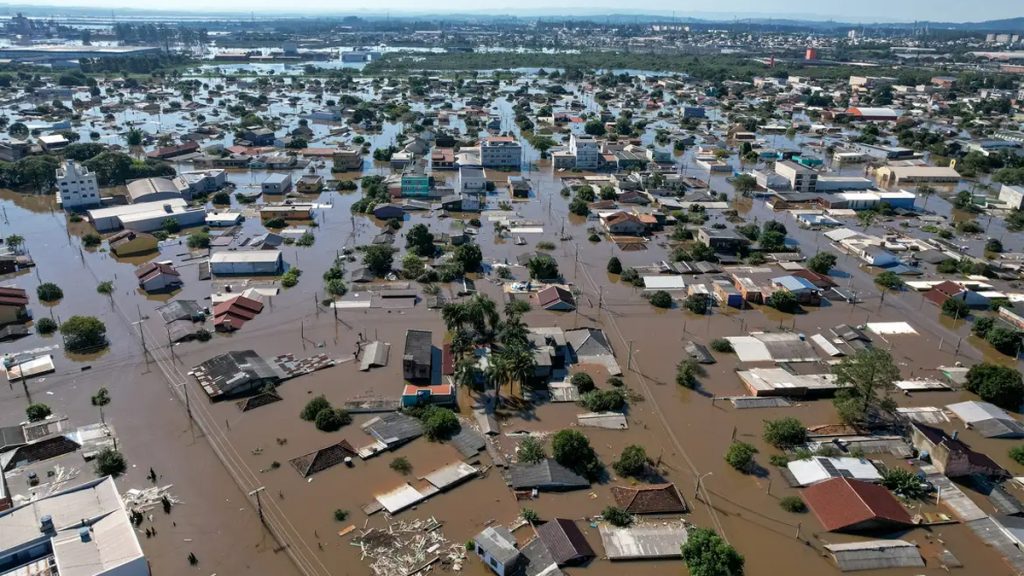 Visão aérea de enchente em cidade no Rio Grande do Sul