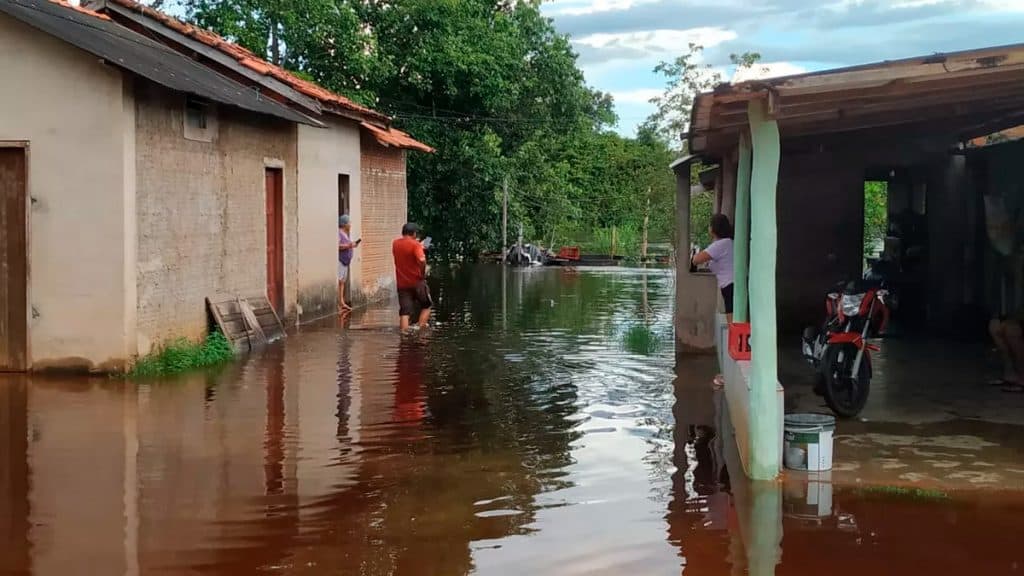 Ribeirinhos durante enchente