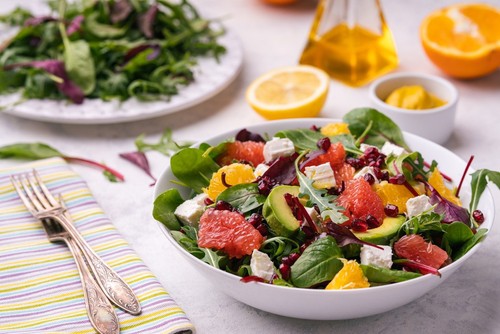 Salada e mesa com frutas