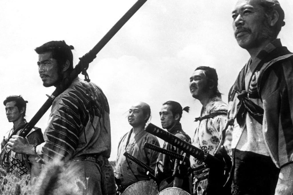 Imagem em preto e branco mostra cena do filme 'Os Ste Samurais'