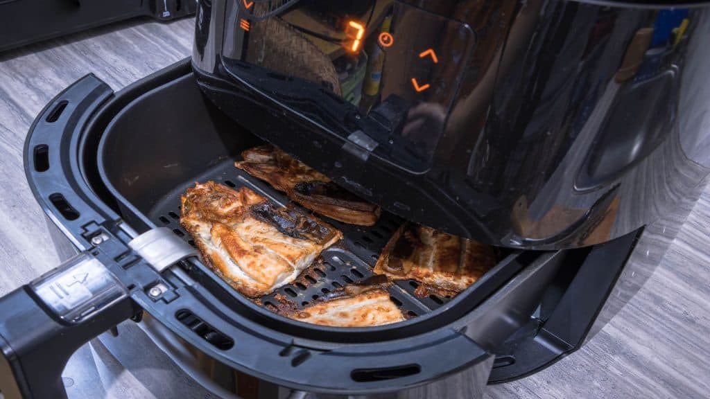 Peixe-leite frito na air fryer. Bem quentinho. Bangus é um favorito nas Filipinas. Culinária filipina.