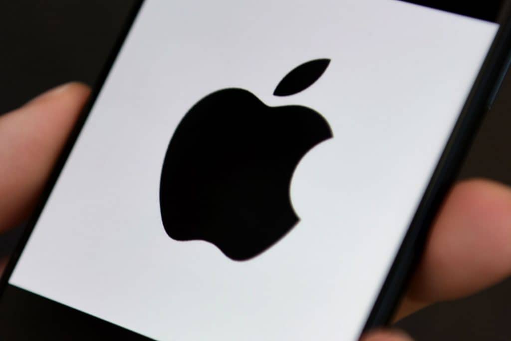 Logo da Apple em preto em tela de smartphone branca