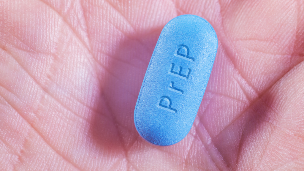 A PEP é usada para prevenção de emergência ao HIV, quando a exposição já ocorreu, enquanto a PrEP deve ser tomada antes da relação sexual