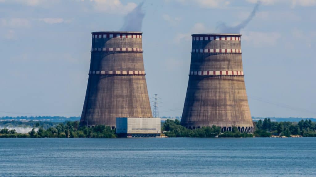 Torres de resfriamento da usina nuclear de Zaporizhzhia perto de Enerhodar, Ucrânia
