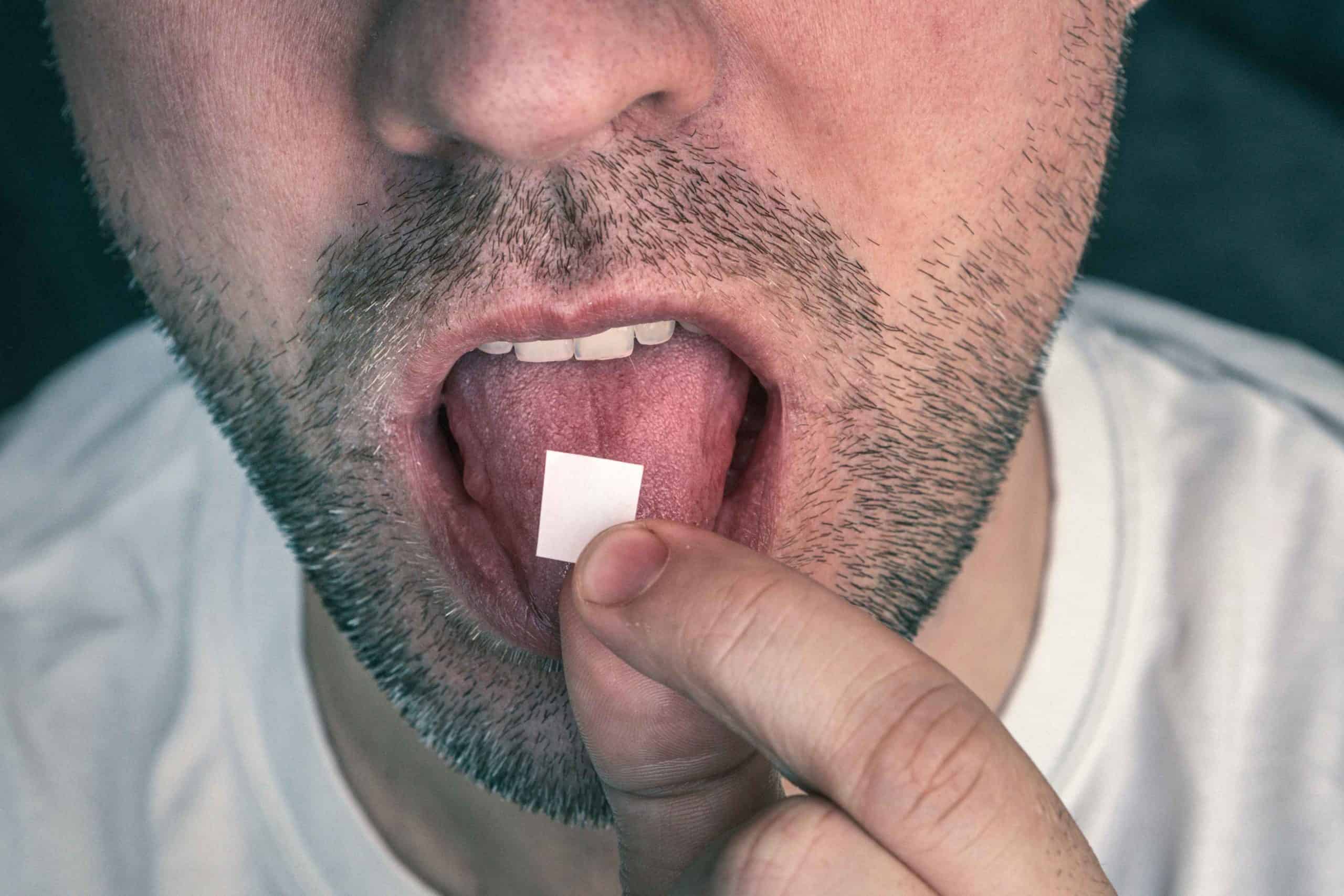 LSD (dietilamida do ácido lisérgico), conhecido também como “doce” ou “ácido”, é uma substância sintética pertencente ao grupo dos alucinógenos