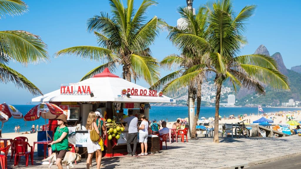 Quiosques de alimentos em uma praia