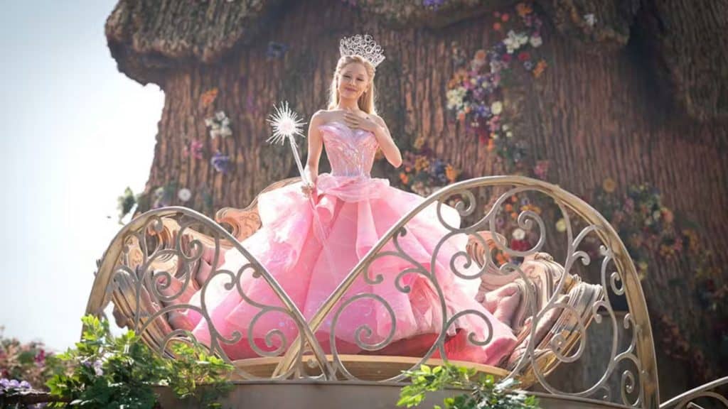 Ariana Grande caracterizada como Glinda no filme musical Wicked