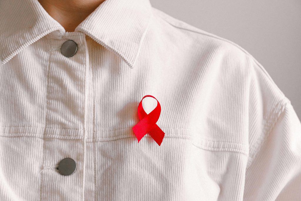 Símbolo da campanha contra AIDS na camisa de um homem