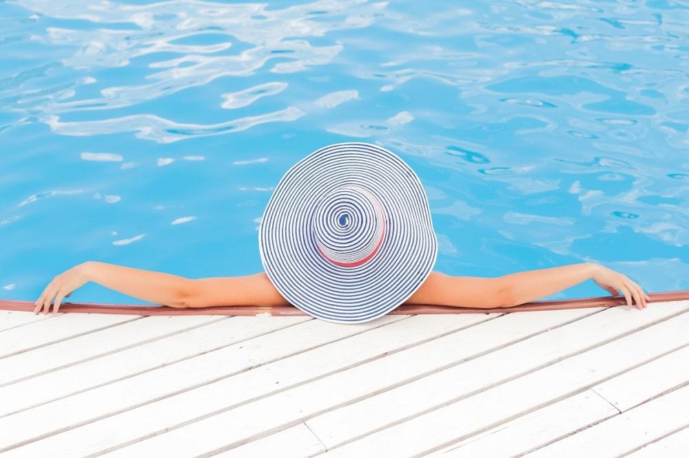 Mulher toma banho em uma piscina