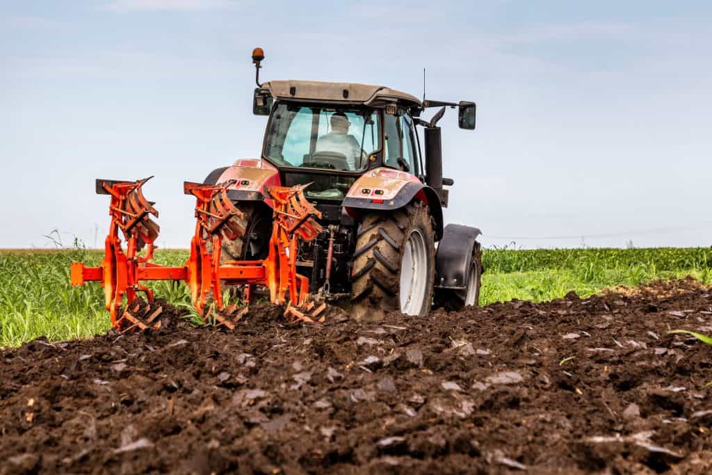 Trator é um veículo agrícola com sistema de tração 4x4