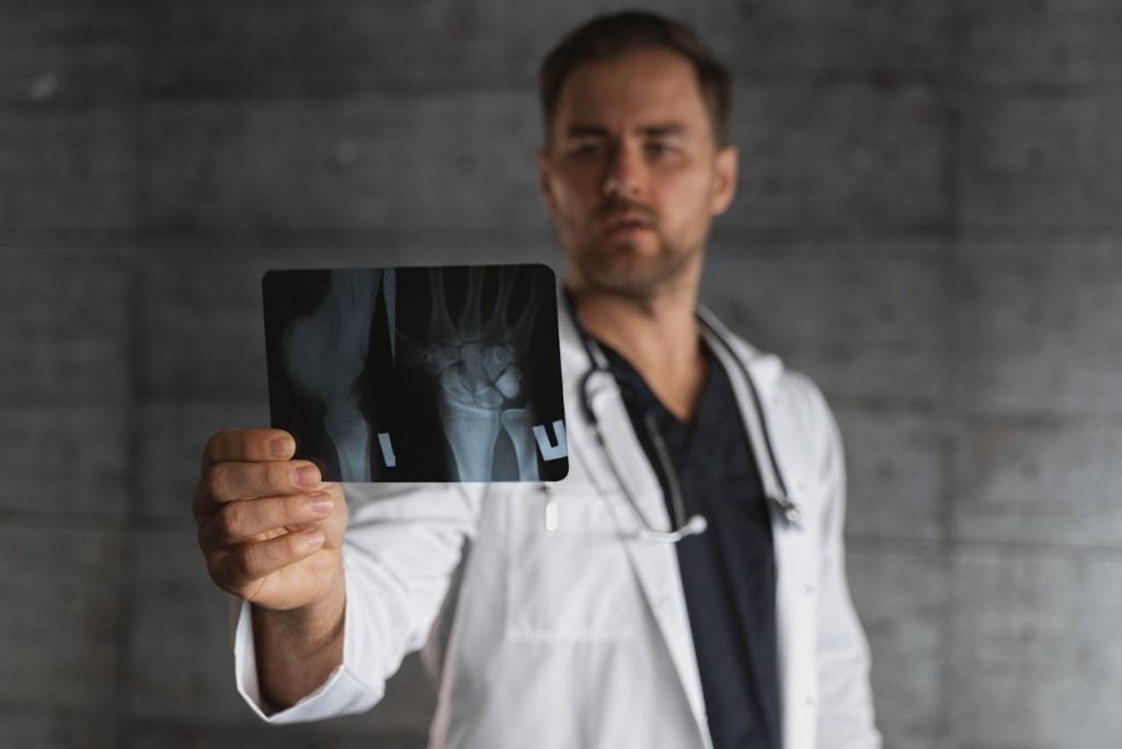 médico analisando um exame de imagem raio-x