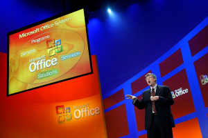 Bill Gates, cofundador da Microsoft, durante um evento de atualização do Pacote Office em 2003.