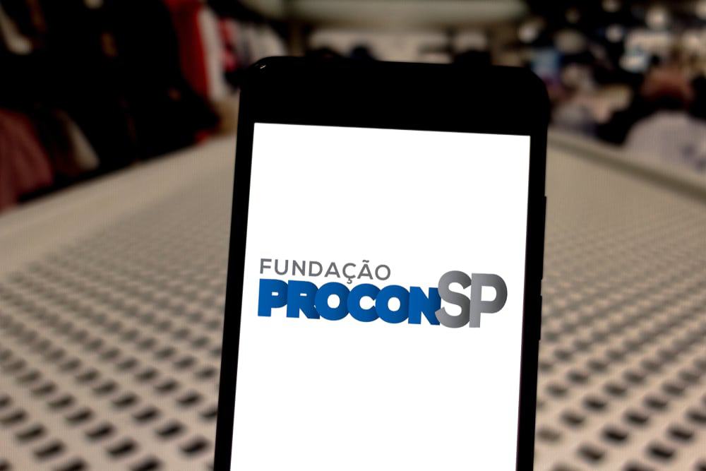 Logo da Fundação Procon-SP na tela de um celular