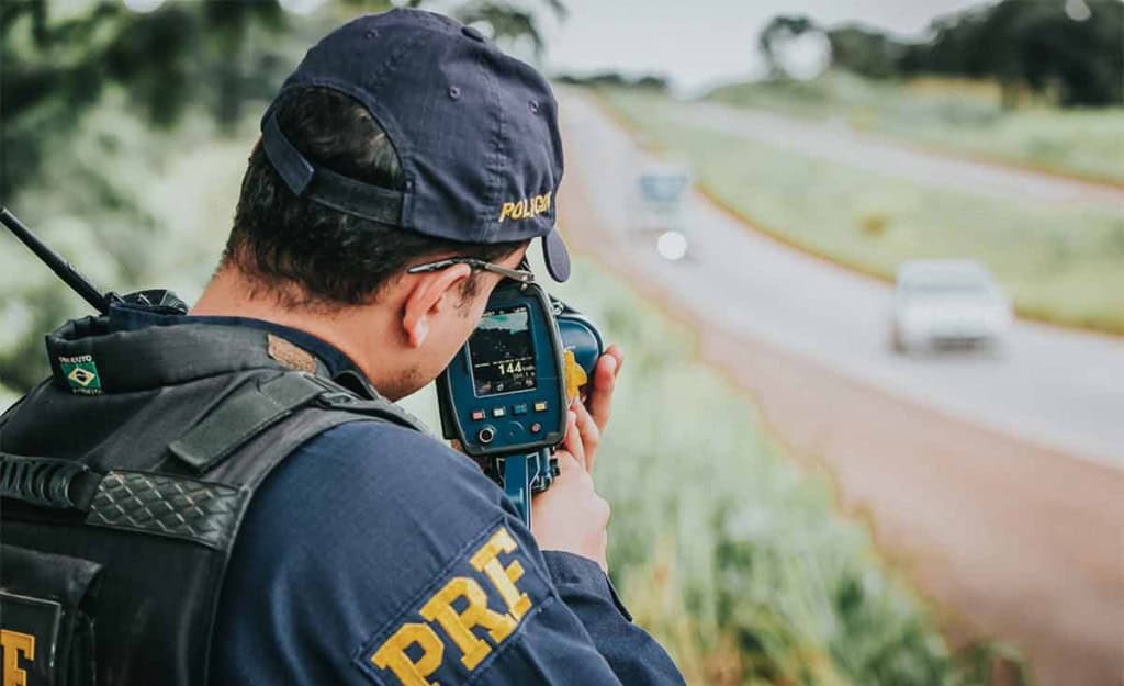 Radar pistola sendo utilizado por um policial