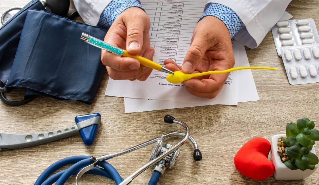 Médico exibe modelo de espermatozoide