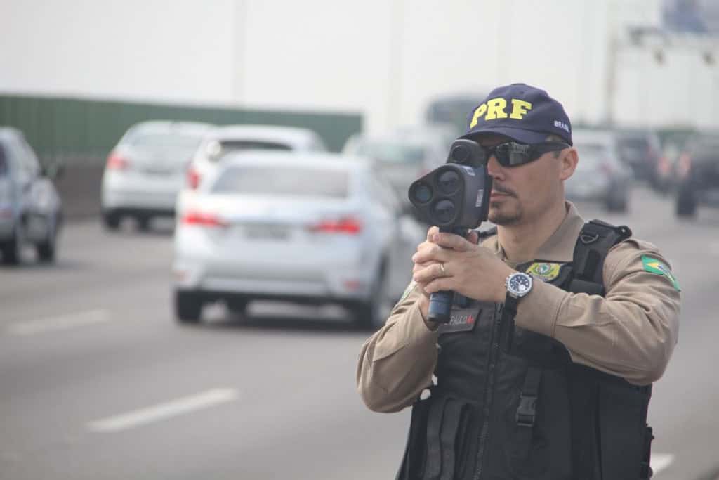 Radar pistola sendo utilizado por um policial