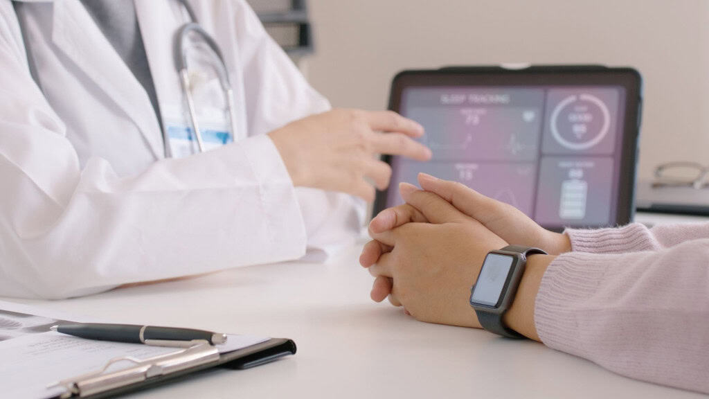 Close-up GP conselho AI inteligente IoT relógio guia para paciente ajudar a coletar dados de ECG, pulso de frequência cardíaca, pressão sanguínea, sensor de pulso, registro de solução de esporte conectar ao aplicativo de plataforma digital dispositivo de saúde clínica
