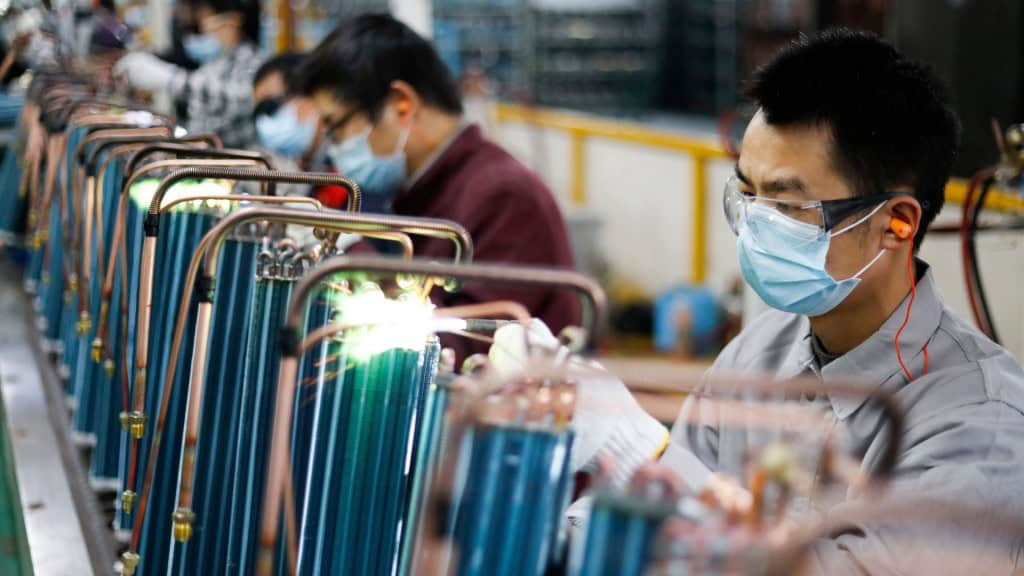 Jiujiang, China - March 16, 2020: Workers assemble air conditioners exported to Europe at TCL Air Conditioner (Jiujiang) Co. Affected by coVID-19, TCL headquarters transferred orders from Wuhan to jiuJiujiang, China - 16 de março de 2020: Trabalhadores montam aparelhos de ar condicionado exportados para a Europa na TCL Air Conditioner (Jiujiang) Co. Afetada pela COVID-19, a sede da TCL transferiu encomendas de Wuhan para Jiu.