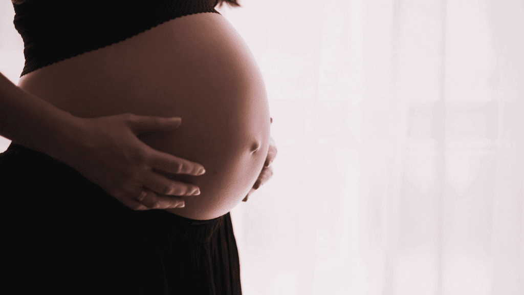 Mulher grávida segurança sua barriga