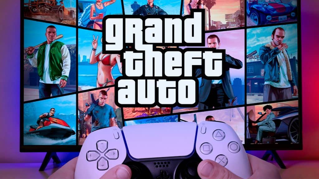 Pessoa segurando controle de PlayStation 5 em frente TV com imagem do GTA aberta