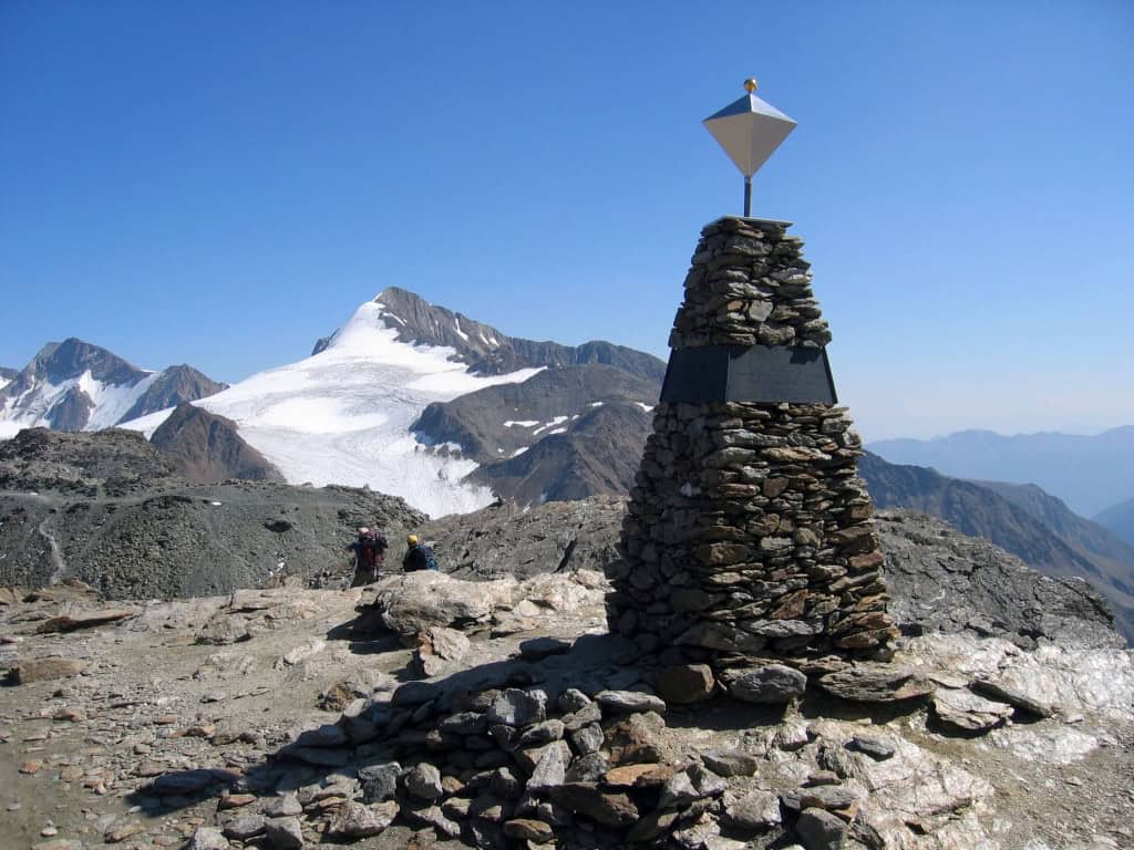 Há um monumento em homenagem ao Ötzi na montanha Similaun, onde turistas encontraram seus restos mortais.