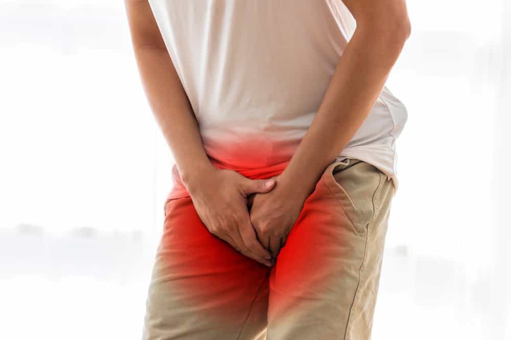 Homem com sintomas de herpes genital