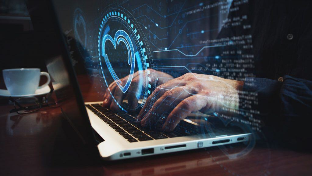 Coração, amor, saúde, tecnologia e namoro digital com IA — mãos masculinas digitando no teclado.
