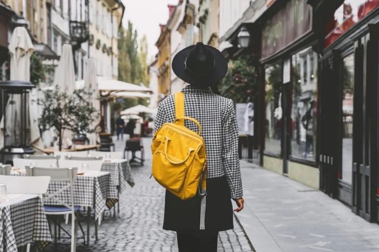 No centro histórico de Liubliana, cafés ao ar livre, boutiques e ruas de paralelepípedos criam o cenário perfeito para o estilo de vida de um nômade digital