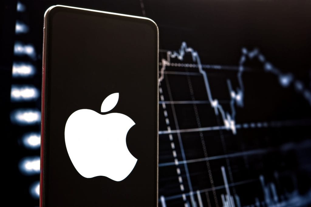 Logo da Apple ao lado de um gráfico financeiro
