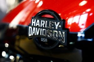 logotipo do fabricante americano de motocicletas Harley-Davidson é visto em uma concessionária Harley-Davidson em Paris, França