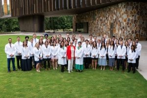 alice walton com os alunos da faculdade de medicina que leva seu nome