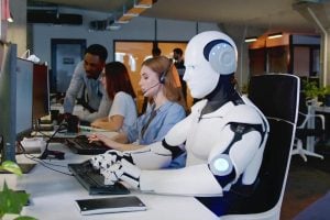 robô trabalhando ao lado de humanos