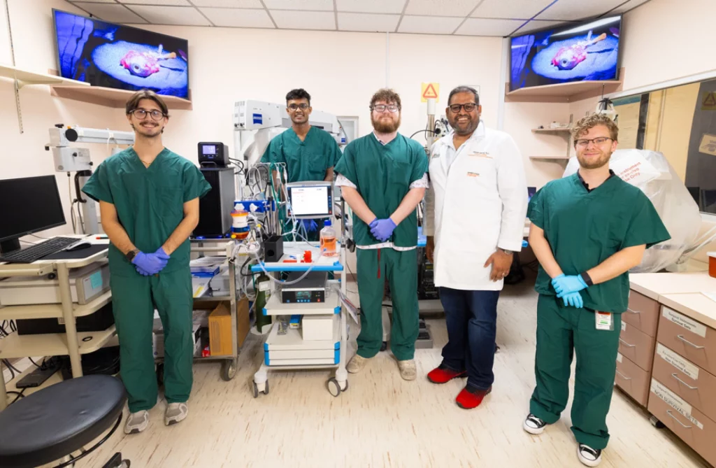 Equipe que realizou o implante de olhos facilitado pelo uso do ECMO ocular