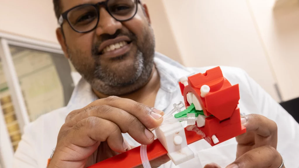 Professor Associado Ashutosh Agarwal com a seção do PORTA-OLHO do protótipo de configuração de ECMO ocular