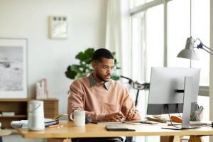 Homem procurando novo emprego no computador