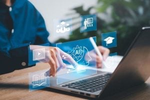 Profissional usando IA no computador