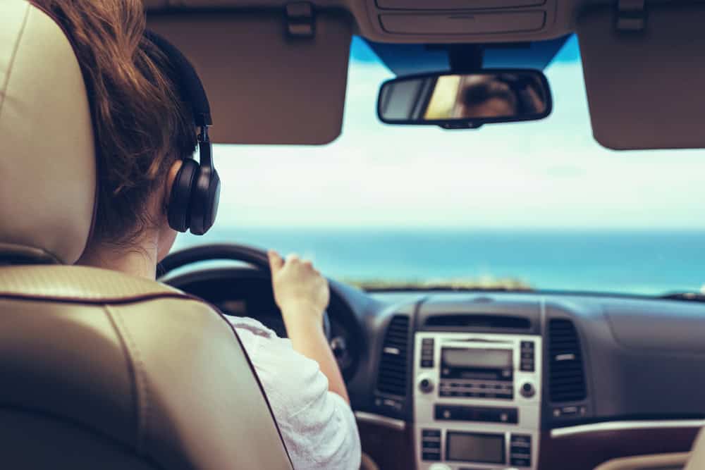 Fone de ouvido ao volante