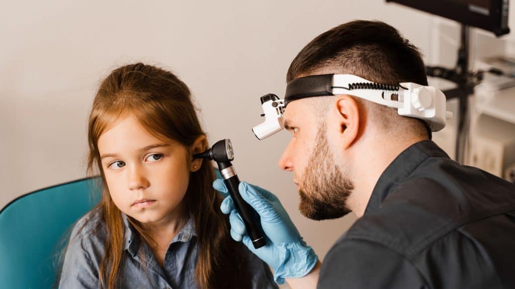 Otoscopia em ouvido de criança com otoscópio