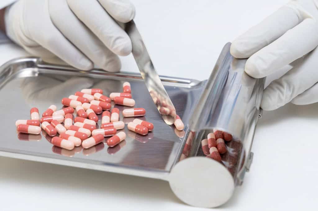Pessoa separando medicamentos