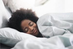 Mulher tendo uma boa noite de sono