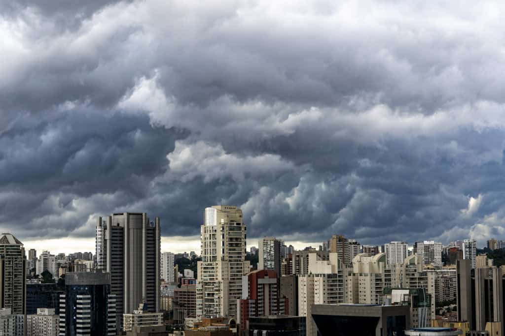 Prédios com céu carregado ao fundo