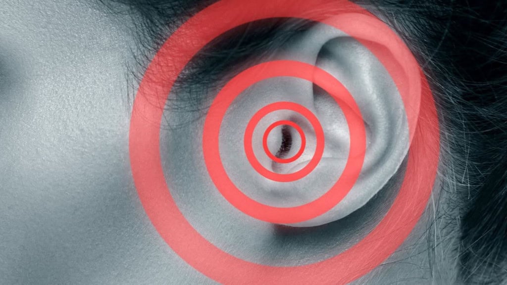 Orelha de mulher em vermelho e preto e branco