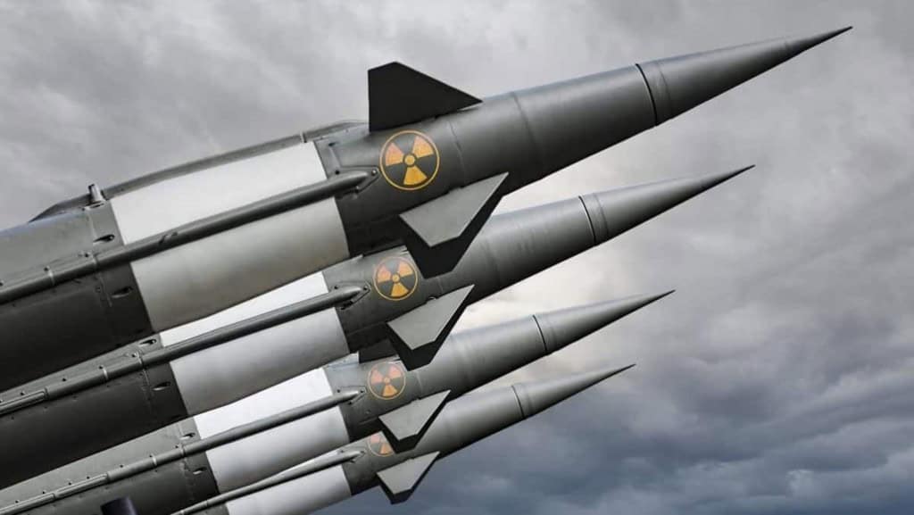 Testes em 25 IAs revelam que perguntas sobre temas restritos, incluindo armas nucleares, podem passar despercebidas.