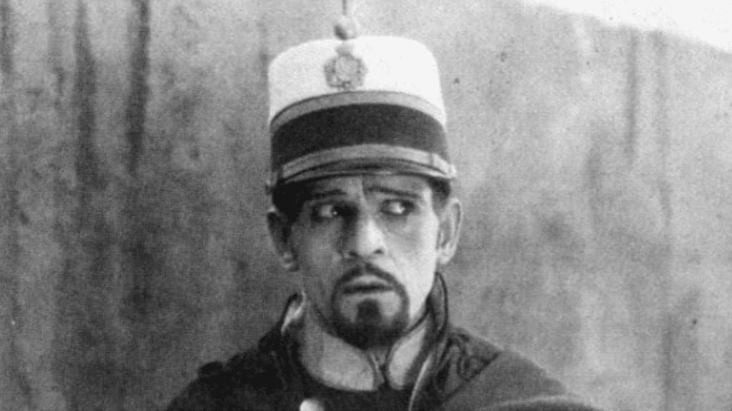 Boris Karloff usando uniforme militar e olhando para o lado com expressão apreensiva, em referência ao tema “atores que mais morreram em filmes e séries”