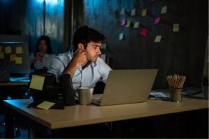 homem e mulher trabalhando à noite