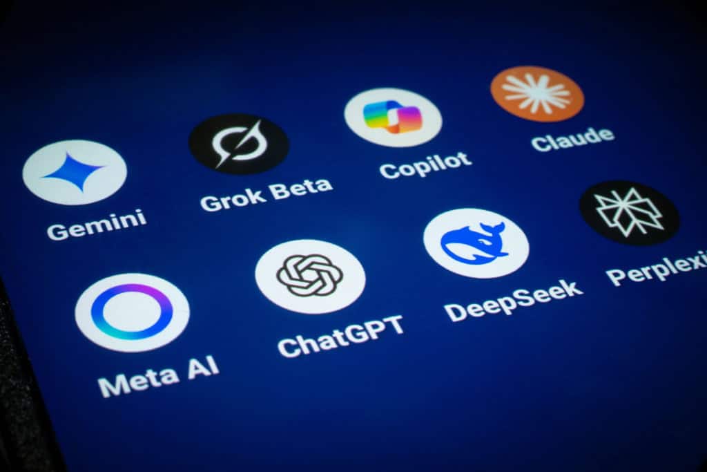 Logos de apps das big techs em um smartphone
