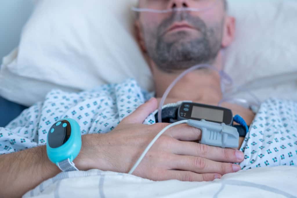 Paciente é monitorado durante exame do sono com sensores e equipamentos